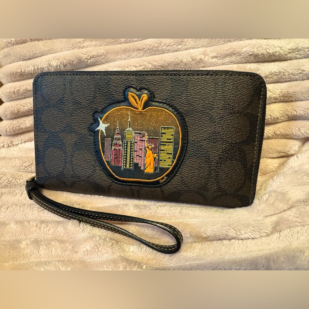 Coach Dempsey Large Phone Wallet In Signature Canvas With Souvenir Skyline Apple - Picture 1 of 10